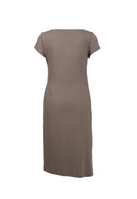 Robe en coton marron au design simple, à manches courtes et à coupe mi-genoux, avec une texture lisse et sans motifs ni quincaillerie visible.