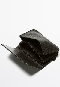 Sort læderpung med en tekstureret overflade, der har flere rum, et foldbart design og bløde kanter. Synlige syningsdetaljer.