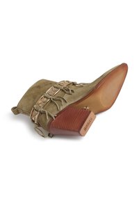 Botine din suede, de culoare verde măslin, cu vârful ascuțit, decorate cu prinderi decorative și un toc din lemn. Talpa texturată pentru aderență.