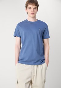 Calvin Klein Jeans EMBRO BADGE - Jednoduché tričko - blue coast
