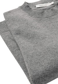 Weicher grauer gefalteter Strickpullover mit geripptem Kragen und Säumen, Markenlabel "hessnatur" im Nacken sichtbar, Größe 36.