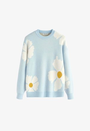 Pull léger bleu avec des marguerites blanches à centres jaunes, avec un col, des poignets et un ourlet côtes, présenté sur un fond blanc.