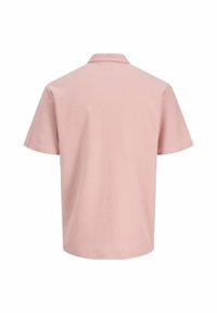 Korte mouwen, roze bloes met kraag in een gestructureerde stof. Heeft een nette, klassieke uitstraling met een subtiel ribbelpatroon. Achteraanzicht.