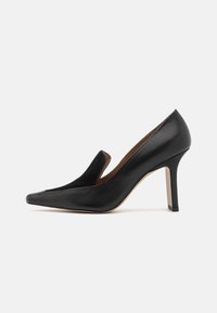 Juodas odinis aukštakulnis batelis su smailiu pirštu, kreivomis šoninėmis dalimis ir elegantišku dizainu. Pasižymi lygiu paviršiumi ir plonu stiletto kulnu.