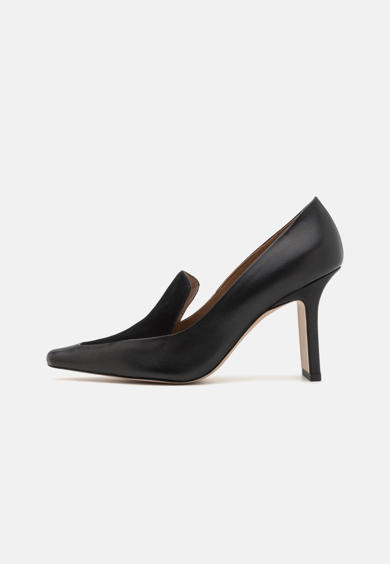 Juodas odinis aukštakulnis batelis su smailiu pirštu, kreivomis šoninėmis dalimis ir elegantišku dizainu. Pasižymi lygiu paviršiumi ir plonu stiletto kulnu.
