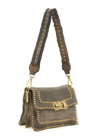 Borsa a tracolla rettangolare in pelle grigia opaca con borchie dorate lungo i bordi; presenta una patta piatta e una tracolla rimovibile.