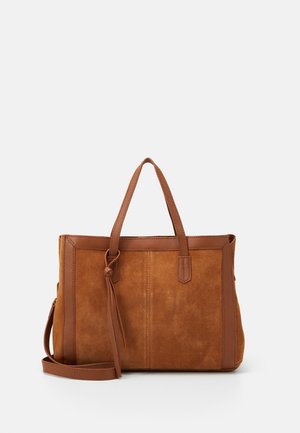 Sac cabas en daim marron avec accents en cuir, deux poignées supérieures et une bandoulière amovible. Présente des panneaux cousus et une surface texturée.