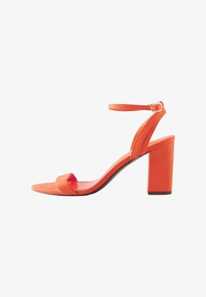 Oranžové semišové sandále na podpätku s otvorenou špičkou, nastaviteľným popruhom okolo členka a blokovým podpätkom pre stabilitu. Hladká textura a elegantný silueta.