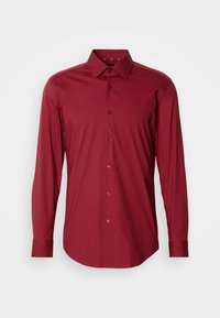 Camicia da uomo a maniche lunghe di colore bordeaux con colletto a punta e chiusura con bottoni su sfondo bianco.