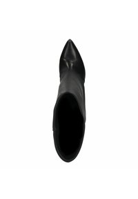 Zwarte leren enkelboot met een spitse neus en een gladde textuur. Ontworpen met een slanke silhouet en zonder zichtbare hardware of versieringen.