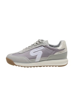 Hellgrauer und beiger Sneaker mit weißem Logo an der Seite, Schnürung vorne und brauner Gummisohle.