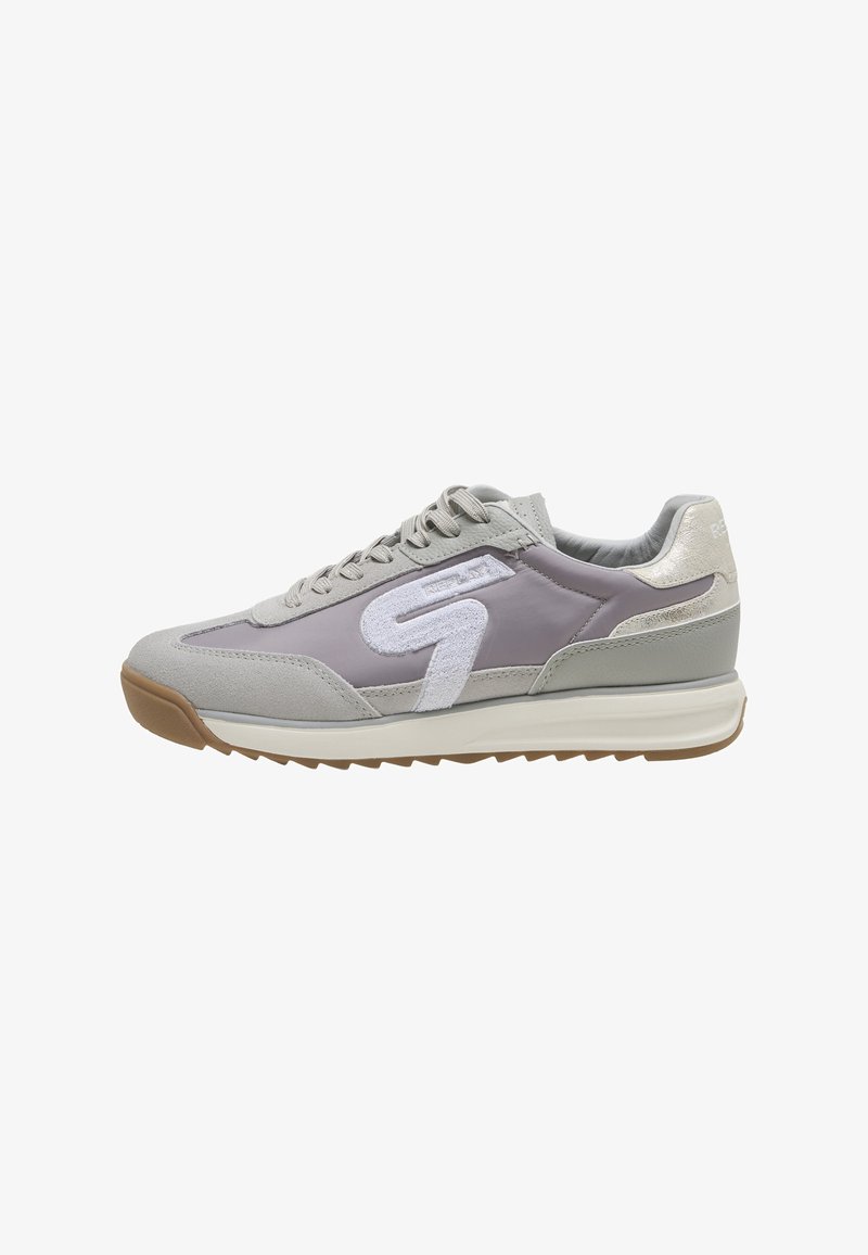 Baskets gris clair et beige avec logo blanc sur le côté, fermeture à lacets à l’avant et semelle en caoutchouc marron.