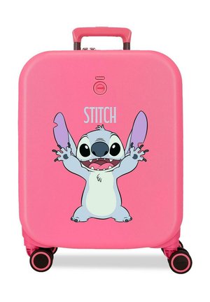 Maleta rígida de color rosa brillante con cuatro ruedas, que presenta un personaje juguetón de Stitch y la palabra "STITCH" encima.