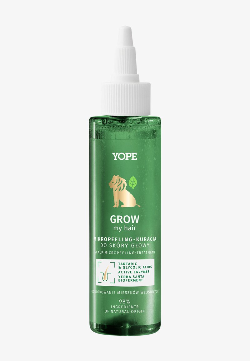 Groene plastic fles met een witte tuitdop, gelabeld "YOPE GROW my hair," met illustraties van een leeuw en een plant. Bevat een micropeelingbehandeling.