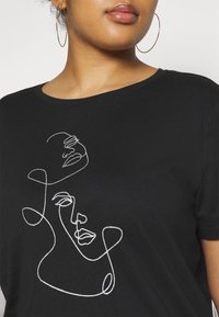 Schwarzes Baumwoll-T-Shirt mit einem minimalistischen weißen Strichdrawing von Gesichtern. Rundhalsausschnitt, kurze Ärmel und glatte Textur.
