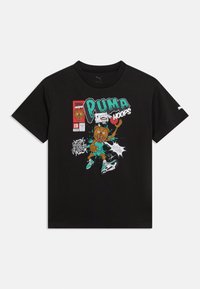 Μαύρο μπλουζάκι με κινούμενο σχέδιο αρκούδας που παίζει μπάσκετ, μπλε-πράσινο κείμενο «Puma Hoops», κομικ στιλ λεπτομέρειες και μικρό λευκό λογότυπο Puma στο μανίκι.