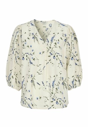 Kremowa bluzka z dekoltem w serek, bufkami na rękawach o długości trzy czwarte i niebieskim kwiatowym wzorem na całej powierzchni.