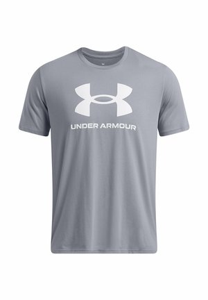 Camiseta deportiva gris de manga corta con gran logo blanco de Under Armour y texto en el frente, cuello redondo y tela lisa.