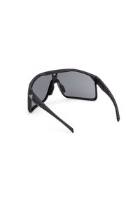 Sportowe czarne okulary przeciwsłoneczne typu wraparound z ciemnymi przyciemnianymi soczewkami i regulowanymi noskami, ustawione pod kątem, ukazujące wnętrze i boczne zauszniki.