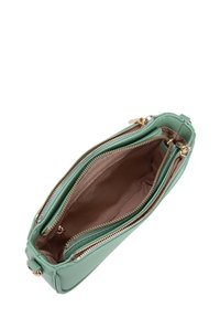Borsa verde in pelle con due cerniere esterne, fodera interna beige e dettagli in hardware dorato. Forma rettangolare con superficie liscia.
