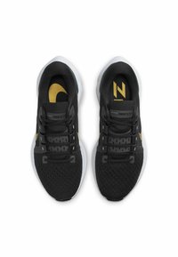 Černé běžecké boty s prodyšným svrškem z síťoviny, zlatými detaily a bílou podrážkou. Vlastnosti zahrnují tkaničky, polstrovaný límec a viditelné vzduchové polstrování.