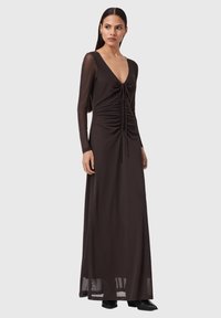 Braunes langärmliges Kleid mit tiefem V-Ausschnitt und gerafftem Detail vorne. Hergestellt aus einem glatten, leichten Stoff mit fließender Silhouette.