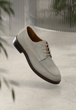 - Biznesowe buty sznurowane