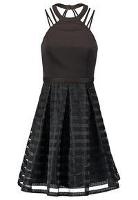 Robe noire avec un col halter, dotée de bretelles et d'un corsage ajusté. La jupe présente un design plissé avec une texture à rayures horizontales.