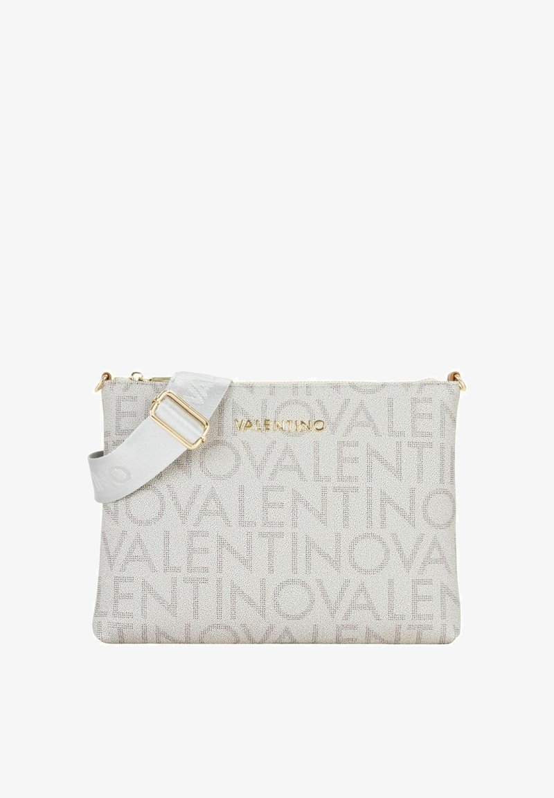 Sac en tissu gris avec un motif de logo répété, une quincaillerie dorée et une sangle grise ajustable. Fermeture à glissière en haut.