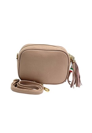 Beige leren crossbodytas met afneembare band, gouden hardware, ritssluiting en een tasselbedel met een Italiaans vlaglabel.