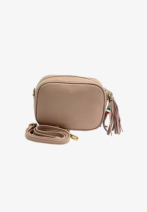 Sac bandoulière en cuir beige avec bandoulière amovible, ferrures dorées, fermeture éclair et pompon avec une étiquette drapeau italien.