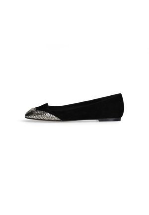 Ballerines noires en daim avec un embout métallique texturé présentant un motif craquelé. Design épuré avec un profil bas et une semelle plate.