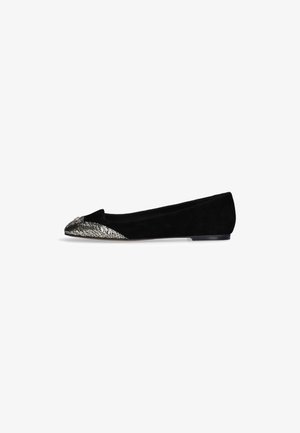 Ballerines noires en daim avec un embout métallique texturé présentant un motif craquelé. Design épuré avec un profil bas et une semelle plate.