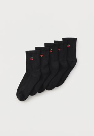 Conjunto de cinco pares de meias pretas de algodão, com textura canelada e bordados de cerejas e corações vermelhos em cada meia.