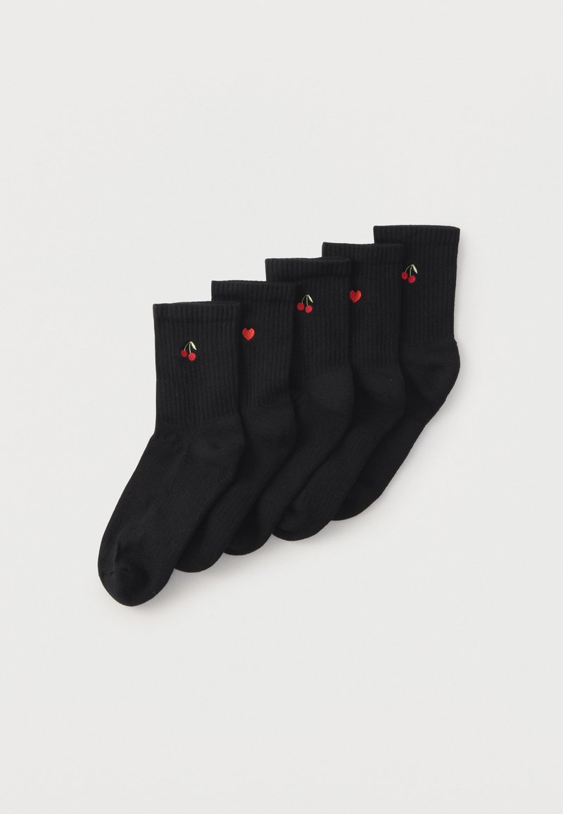 Viie musta puuvillase sukakomplekt, millel on sooniline muster ja tikitud punased kirsid ning südamed igal sukas.