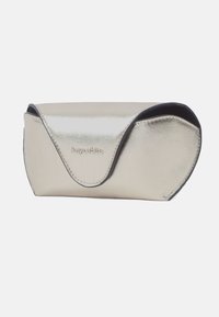Metallisk silverfärgad glasögonfodral med ett böjt klaffstängning, som har en slät yta och ett präglat logotyp på framsidan.