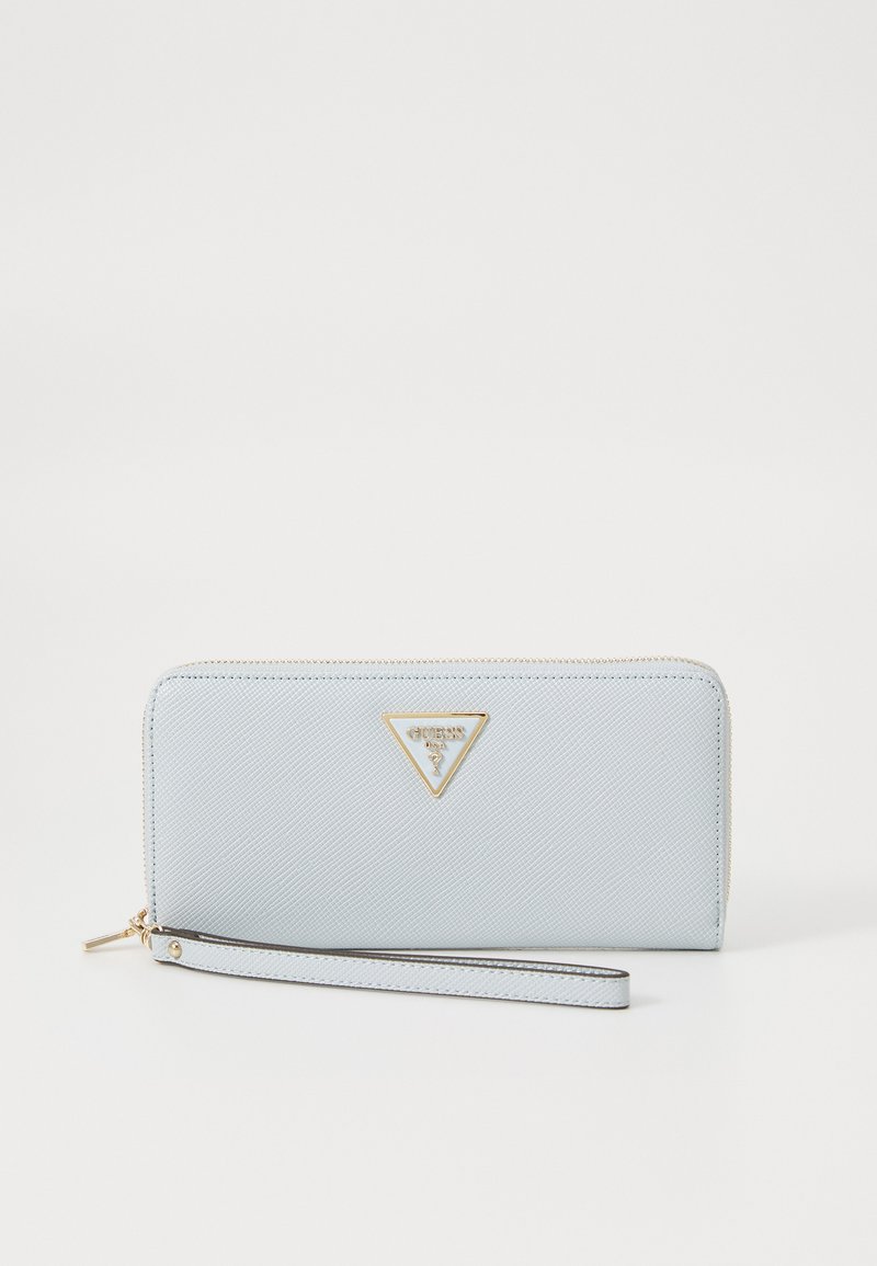 Portefeuille zippé bleu clair en matériau texturé, équipé d'un logo triangulaire doré et d'une sangle pour le poignet pour plus de commodité.