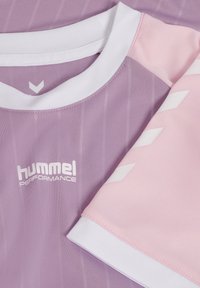 Paarse sportshirt met een witte kraag, voorzien van een roze accent op de mouw en een wit logo. De stof heeft een gladde textuur met subtiele strepen.