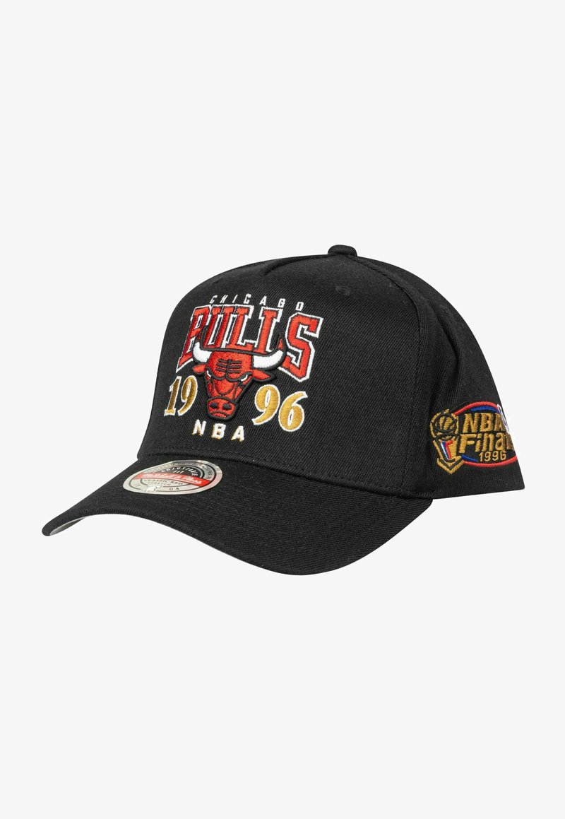 Schwarze Baseballkappe mit gesticktem "Chicago Bulls"-Logo, "1996" und NBA Finals-Details in Rot, Gold und Weiß. Strukturierte Form mit gebogenem Schirm.