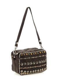 Borsa a mano in pelle marrone dalla forma rettangolare, decorata con borchie metalliche ornamentali disposte in diversi motivi sulla parte anteriore. Tracolla regolabile.