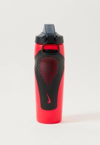 Röd sportvattenflaska med ett svart gummigrepp, texturerad design och ett flip-top lock. Har en Nike-logotyp på framsidan.