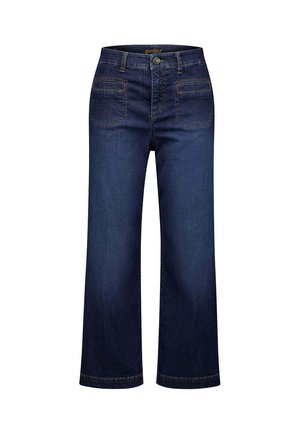 Dunkelblaue Jeans mit weitem Bein, vorderen aufgesetzten Taschen, Gürtelschlaufen, Knopfverschluss und sichtbaren Nähten auf weißem Hintergrund.