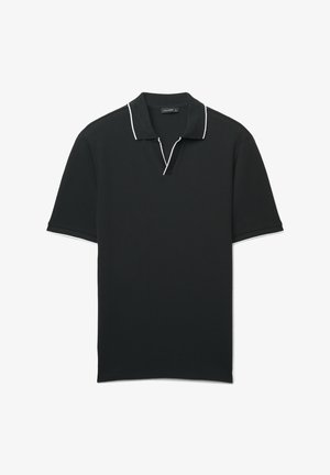 Polo nera in tessuto strutturato, con colletto corto rifinito in bianco e patta leggermente allungata con chiusura a bottoni.