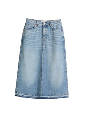 Hellblauer Denim-Midirock mit Fronttaschen, Gürtelschlaufen, Knopf- und Reißverschluss sowie verblassten Details.