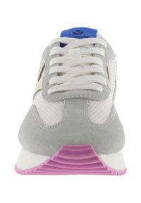 Grijze suede en mesh sneaker met witte veters, een roze zool en een blauw accent op de tong. Heeft een gestroomlijnd ontwerp en een gestructureerd oppervlak.