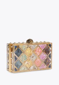 Una clutch trasparente in acrilico con motivo a diamante, caratterizzata da sezioni marmorizzate colorate in rosa, blu, giallo e accenti dorati. Ferramenta dorata.