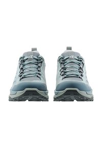 Scarpe da trekking azzurro chiaro con tomaia in rete, colletto imbottito, suola in gomma grigia e lacci rotondi. Presentano un'etichetta sul tallone per un facile indossamento.