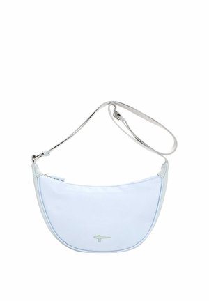 Kleine hellblaue schultertasche in halbmondform mit verstellbarem riemen und dezentem logo vorne in der unteren mitte.