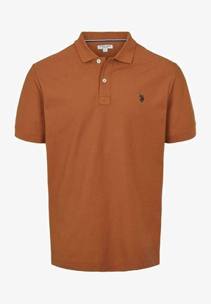 Polo terracota de algodón, con cuello clásico, tapeta de tres botones y un pequeño logo bordado en el pecho.