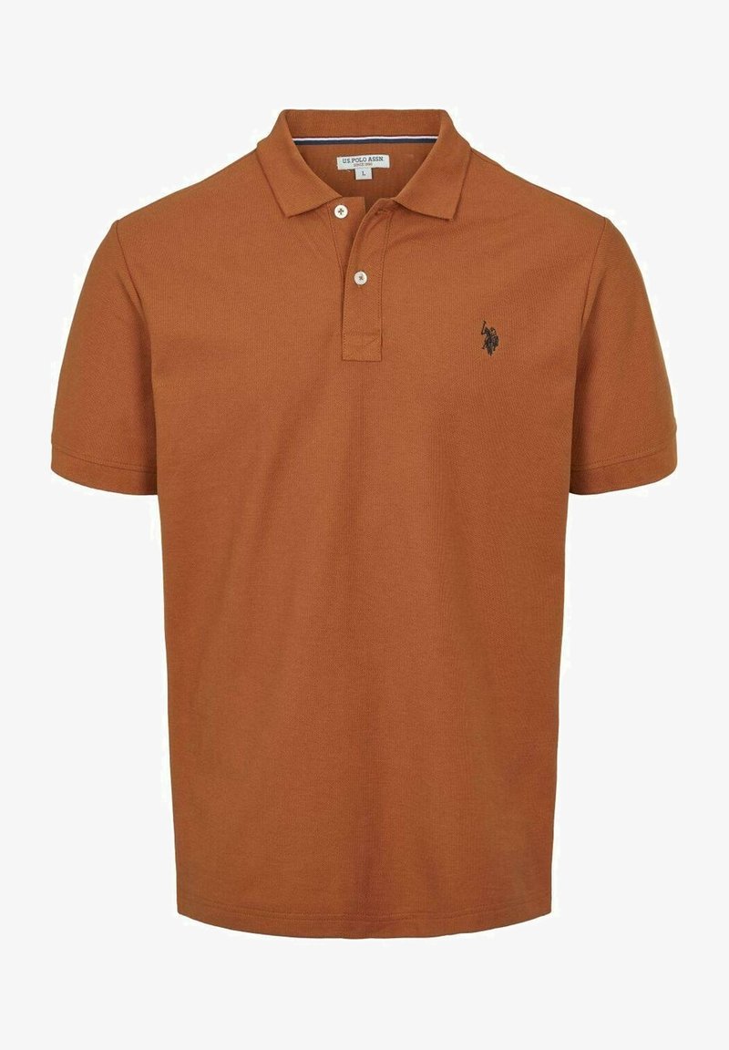 Polo couleur terre cuite en coton, avec un col classique, une patte de boutonnage à trois boutons et un petit logo brodé sur la poitrine.